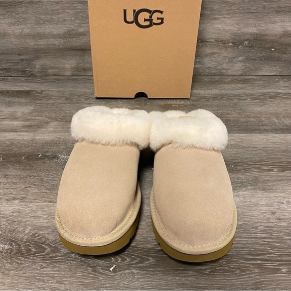 UGG | Cluggette Slippers Indoor Outdoor In Sand NEW In Box - Picture 3 of 17